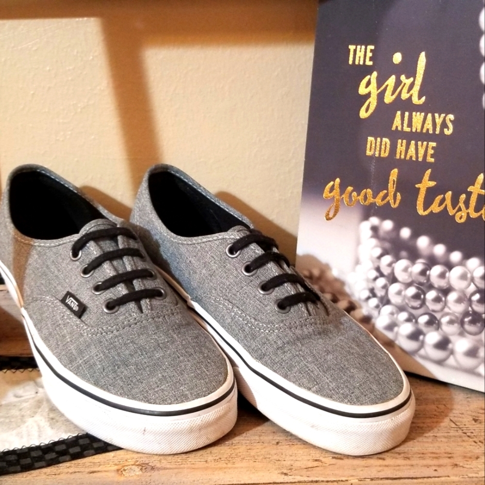 Tennis shoes